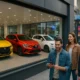 3 personnes qui passe devant la vitrine du showroom autodiscount.fr