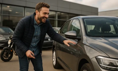 un client heureux lors de la livraison de son véhicule par Autoshop