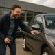 un client heureux lors de la livraison de son véhicule par Autoshop