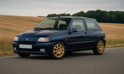 Une Renault Clio Williams avec ses légendaires jantes dorées