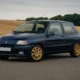 Une Renault Clio Williams avec ses légendaires jantes dorées