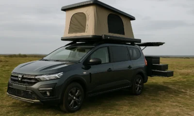 acia Sandman camping-car aménagé avec tente de toit, stationné sur un champ