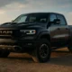 un Dodge Ram TRX dans le désert