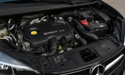 Moteur Renault monté dans un véhicule Mercedes en atelier