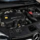Moteur Renault monté dans un véhicule Mercedes en atelier
