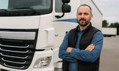 Conducteur poids lourd devant camion sur le site hub pro transport