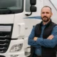 Conducteur poids lourd devant camion sur le site hub pro transport