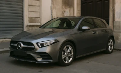 Mercedes Classe A stationnée en ville, vue trois-quarts avant