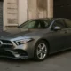 Mercedes Classe A stationnée en ville, vue trois-quarts avant