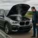 BMW X3 Pannes : Le Guide Complet des Problèmes Fréquents BMW X3 gris en panne capot ouvert vapeur moteur route française