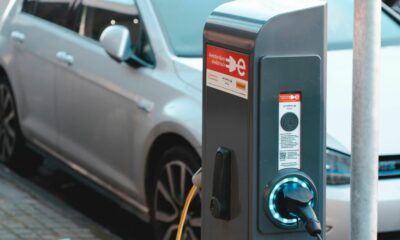 Bornes de recharge des VE : plus polluantes que les stations-essence ?