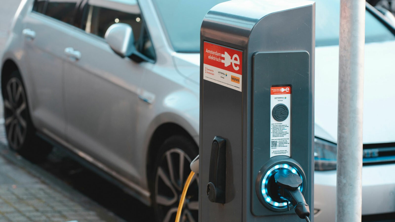 Bornes de recharge des VE : plus polluantes que les stations-essence ? Bornes de recharge des VE : plus polluantes que les stations-essence ?