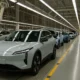 Usine automobile chinoise avec SUV électrique gris en cours d’assemblage