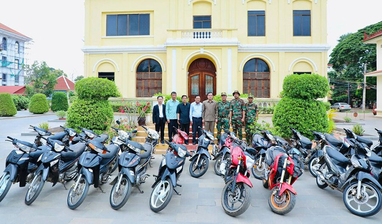 Donation de 100 motos aux forces frontalières cambodgiennes Donation de 100 motos aux forces frontalières cambodgiennes