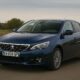 Peugeot 308 bleu équipé du moteur 1.5 BlueHDI