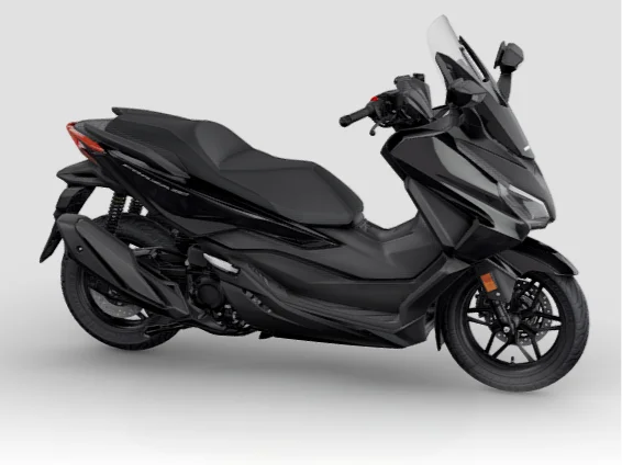 Honda Forza 350 2025 à l’essai : notre avis complet Honda Forza 350 Pearl Nightstar Black