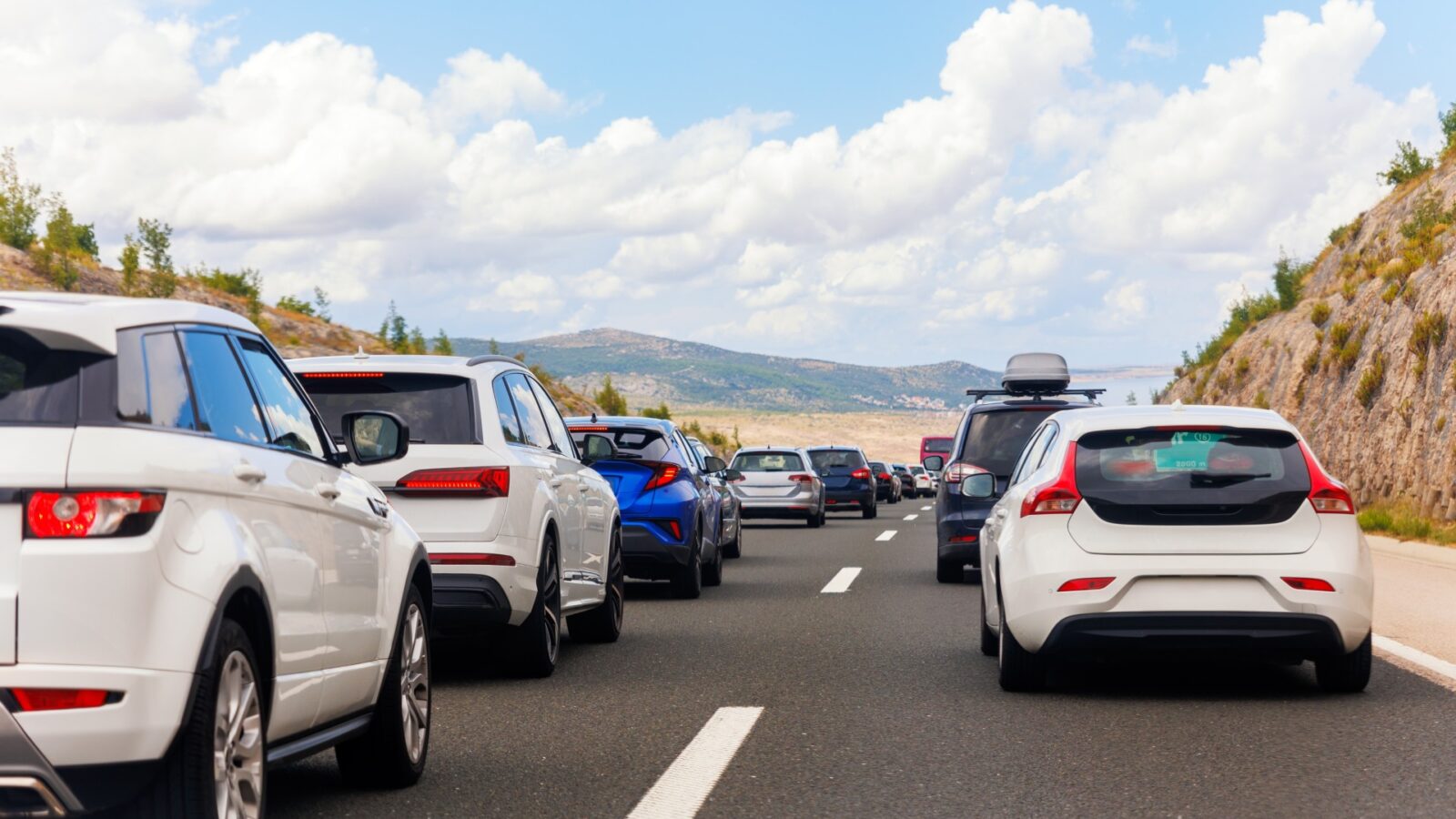 L'A75 bloquée : automobilistes sur un chemin de vigne, le maire intervient L'A75 bloquée : automobilistes sur un chemin de vigne, le maire intervient