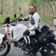 L'exclusivité: Jehan Miskin sur la moto, les trajets épiques et l'aventure
