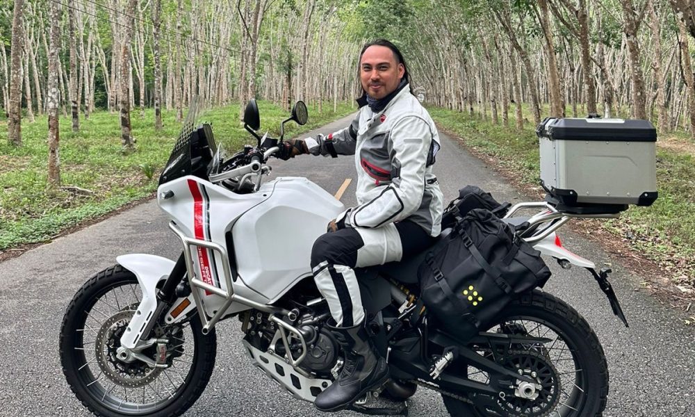 L'exclusivité: Jehan Miskin sur la moto, les trajets épiques et l'aventure L'exclusivité: Jehan Miskin sur la moto, les trajets épiques et l'aventure