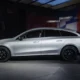 Mercedes CLA Shooting Brake grise dans un showroom