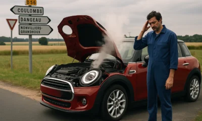 Mini Cooper rouge en panne capot ouvert vapeur mécanicien français route