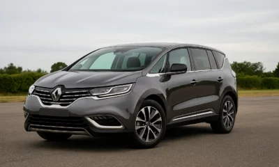 Renault Espace 5 stationné sur une route, vue de trois-quarts avant