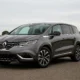 Renault Espace 5 stationné sur une route, vue de trois-quarts avant