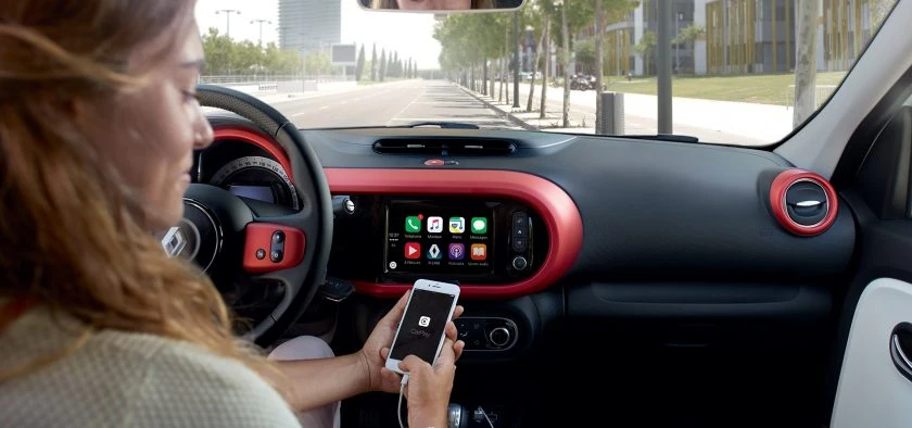 planche de bord Twingo 3 et sa connectivité premium 