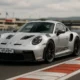 GT3 RS : Le Monstre de Porsche qui Écrase Tout Porsche 911 GT3 RS 2024 sur circuit avec aileron actif et aérodynamisme radical