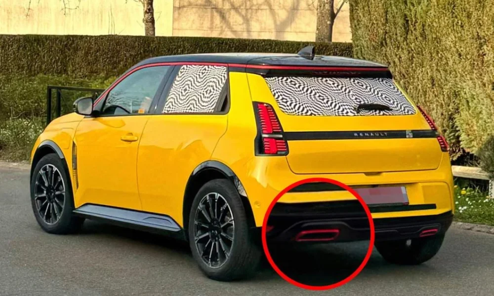 photo d'un prototype de R5 a été aperçu en France. Il adopte des canules d'échappement sur son pare-chocs arrière, signe d'une motorisation thermique