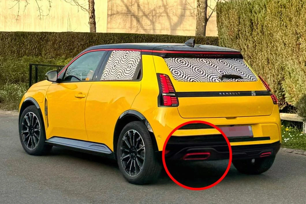 Renault R5 thermique : retour surprise à 24 900€ en 2026 photo d'un prototype de R5 a été aperçu en France. Il adopte des canules d'échappement sur son pare-chocs arrière, signe d'une motorisation thermique