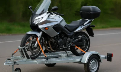 remorque moto sanglé avec une moto Suzuki grise