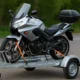 remorque moto sanglé avec une moto Suzuki grise