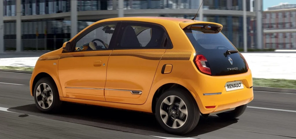 Renault Twingo 3 jaune en zone urbaine