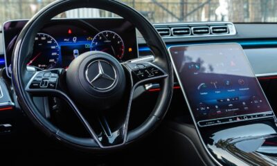 Réécris le titre suivant en ne dépassant pas les 80 caractères mais qui ne peut pas faire moins de 50 caractères. Utilises les mots clés les plus important en premier. titre à réécrire  :
Mercedes retourne aux boutons physiques : « tout nous montre qu’ils sont meilleurs »
ne repond que le titre
