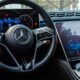 Réécris le titre suivant en ne dépassant pas les 80 caractères mais qui ne peut pas faire moins de 50 caractères. Utilises les mots clés les plus important en premier. titre à réécrire  :
Mercedes retourne aux boutons physiques : « tout nous montre qu’ils sont meilleurs »
ne repond que le titre