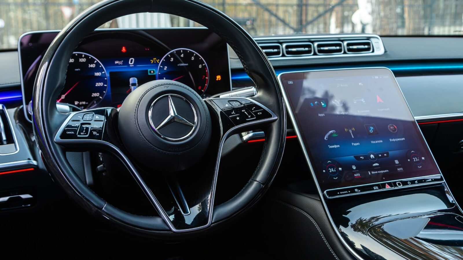 Réécris le titre suivant en ne dépassant pas les 80 caractères mais qui ne peut pas faire moins de 50 caractères. Utilises les mots clés les plus important en premier. titre à réécrire  :
Mercedes retourne aux boutons physiques : « tout nous montre qu’ils sont meilleurs »
ne repond que le titre
