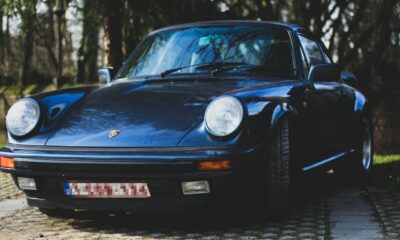 Réécris le titre suivant en ne dépassant pas les 80 caractères mais qui ne peut pas faire moins de 50 caractères. Utilises les mots clés les plus important en premier. titre à réécrire  :
Elle dépose sa Porsche en réparation, 11 ans plus tard elle la récupère avec un trésor à 137 000 euros
ne repond que le titre