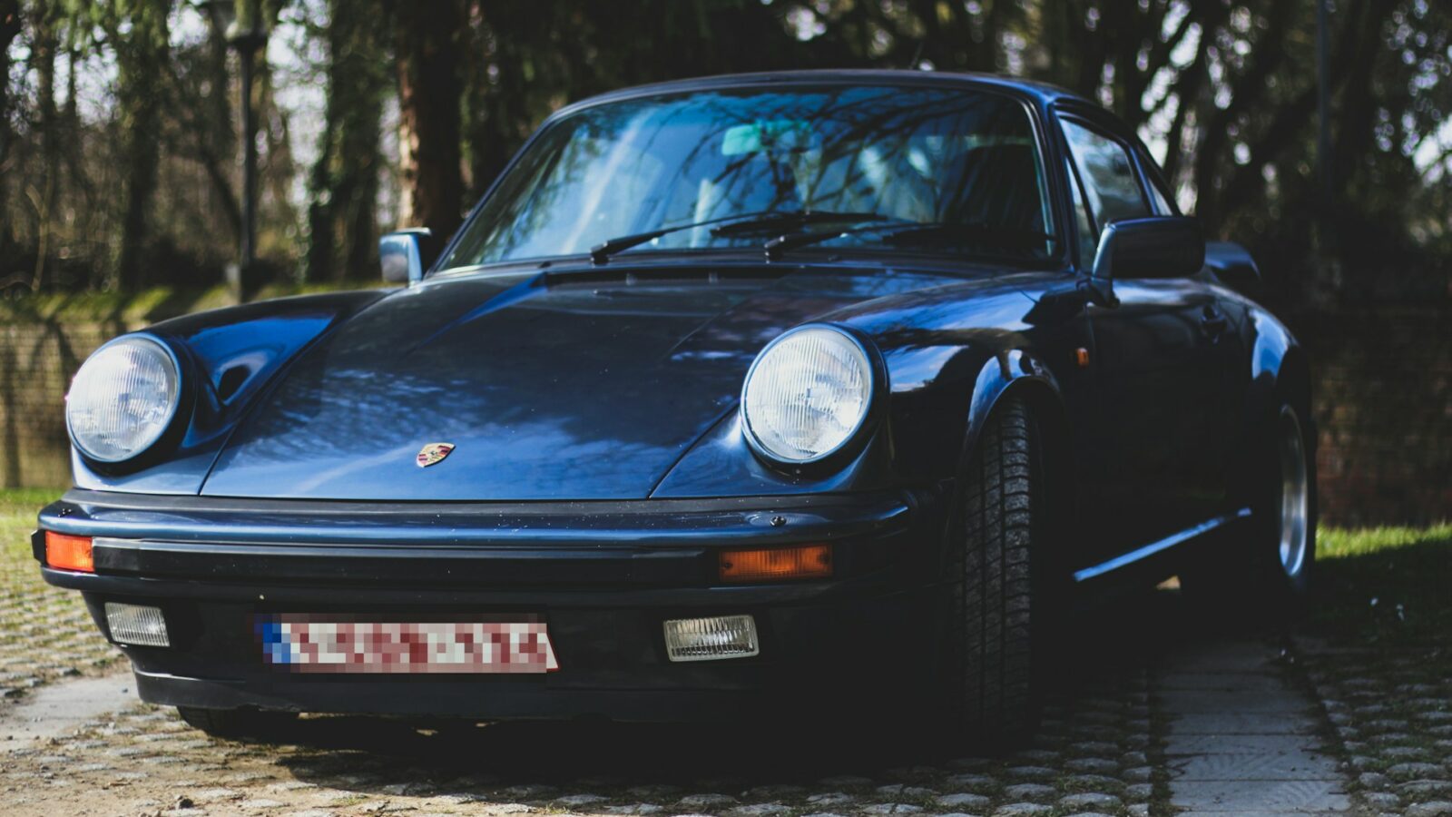 Réécris le titre suivant en ne dépassant pas les 80 caractères mais qui ne peut pas faire moins de 50 caractères. Utilises les mots clés les plus important en premier. titre à réécrire  :
Elle dépose sa Porsche en réparation, 11 ans plus tard elle la récupère avec un trésor à 137 000 euros
ne repond que le titre