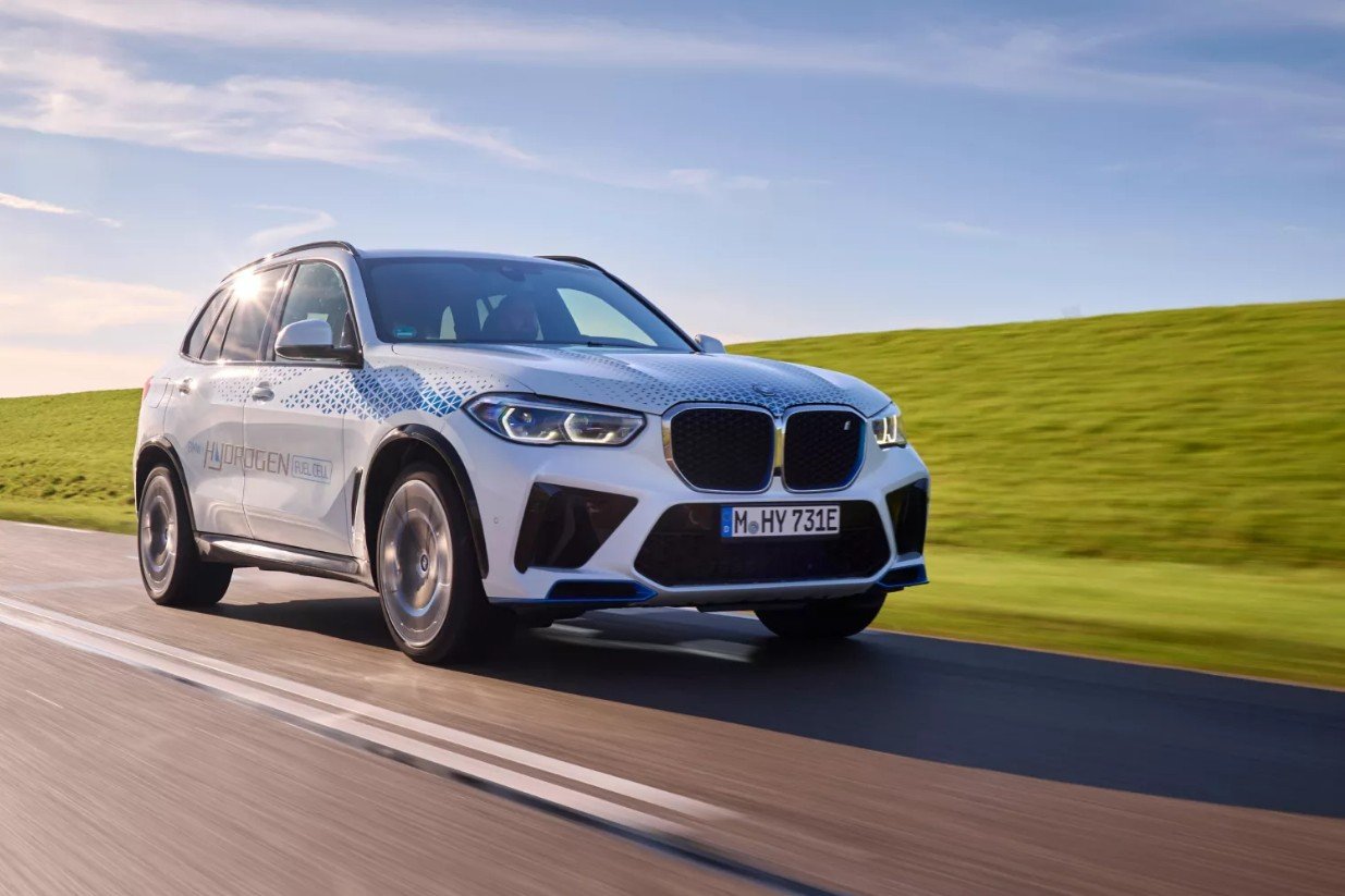 BMW iX5 Hydrogen : un SUV puissant de 400 ch qui se passe presque de lithium