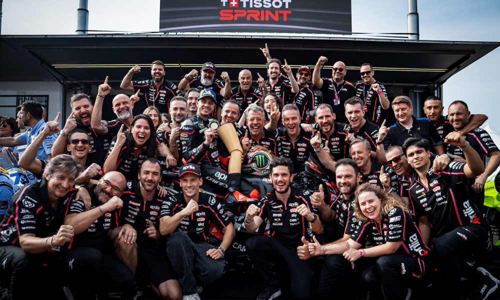 Bezzecchi triomphe tandis que Marquez chute lors du sprint de Misano
