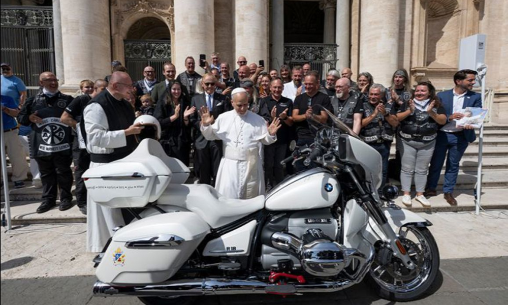 La BMW R 18 personnalisée du Pape Léon XIV aux enchères pour charité