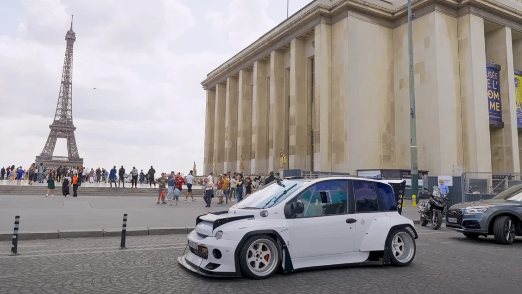 multipla vilebrequin place du Trocadéro avec la tour Eiffel en arrière plan 