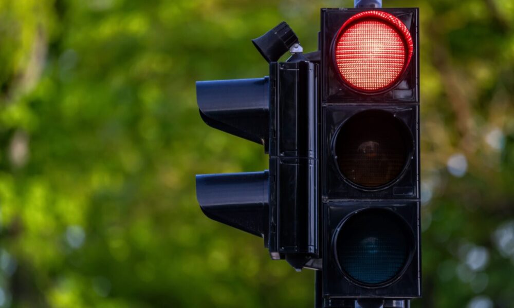 « 11 minutes avant le vert » : un feu rouge qui rend les conducteurs fous
