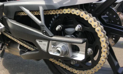 Ajustez votre chaîne de moto comme un pro : guide DIY pour motards