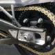 Ajustez votre chaîne de moto comme un pro : guide DIY pour motards