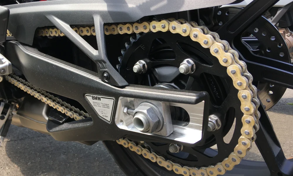 Ajustez votre chaîne de moto comme un pro : guide DIY pour motards