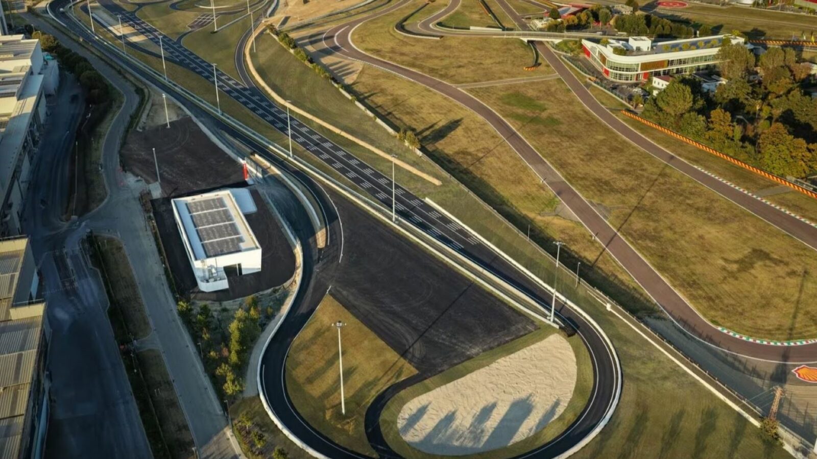 Ferrari dévoile une piste d'essai avant la présentation de l'Elettrica