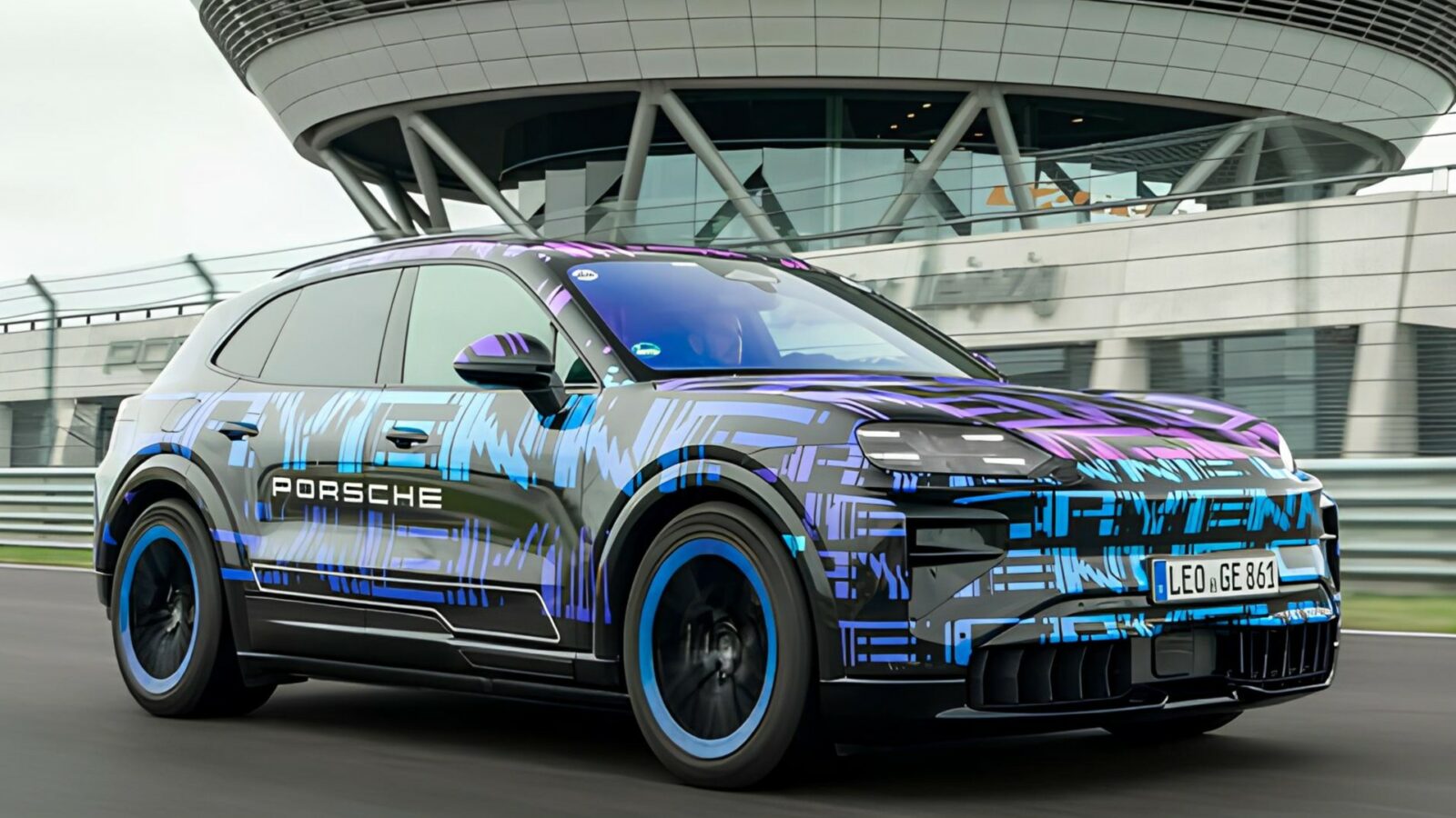 Le nouveau Porsche Cayenne électrique défie Tesla avec son écran incurvé inédit