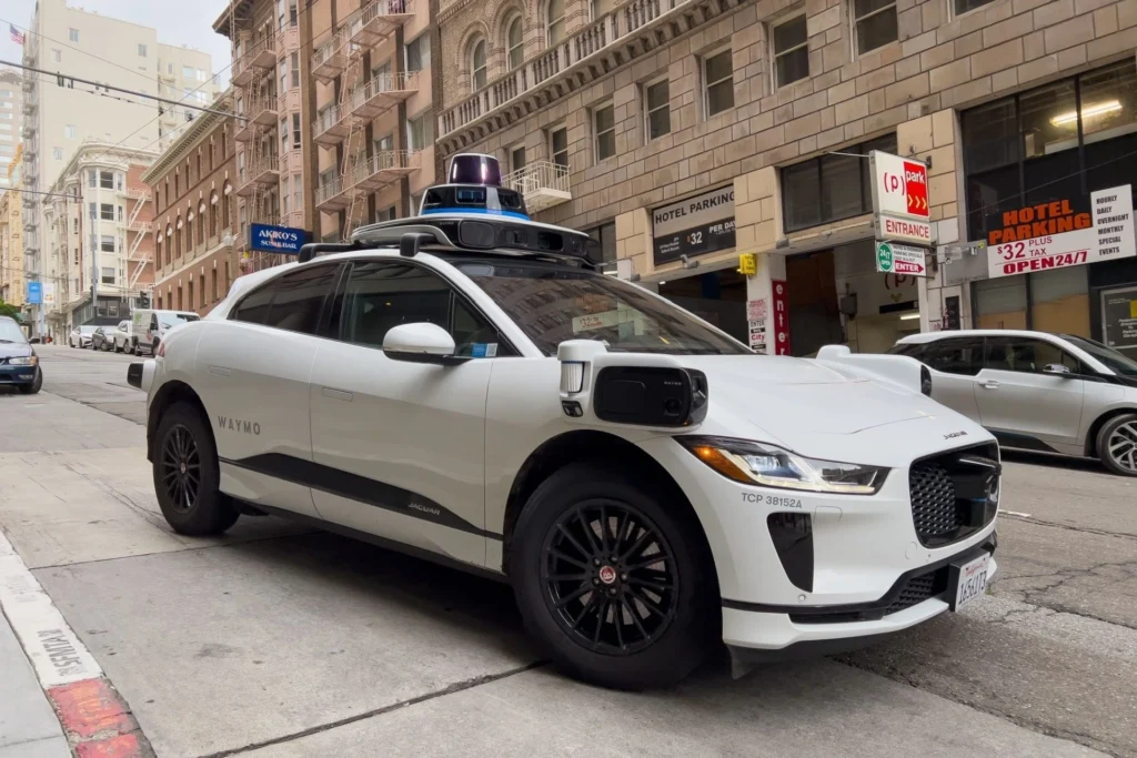 Stellantis s'allie pour lancer des robotaxis en Europe WAymo robotaxi